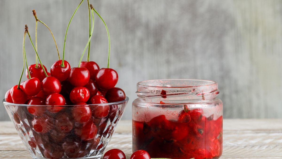 Cómo hacer cerezas confitadas en almíbar y dos postres irresistibles para disfrutarlas