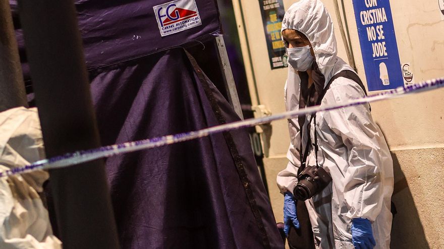 Personal de unidades de Investigación hacen presencia en el domicilio de la vicepresidenta argentina. EFE/Juan Ignacio Roncoroni