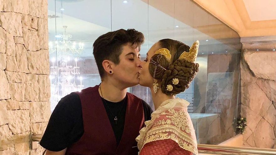 Una pareja de mujeres pone contra las cuerdas los roles de género en las Fallas