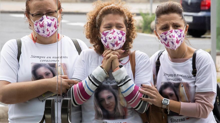 La madre de la víctima, Sonia Padilla (c), junto a varios familiares en la entrada de la Ciudad de la Justicia de Las Palmas de Gran Canaria. EFE/Quique Curbelo
