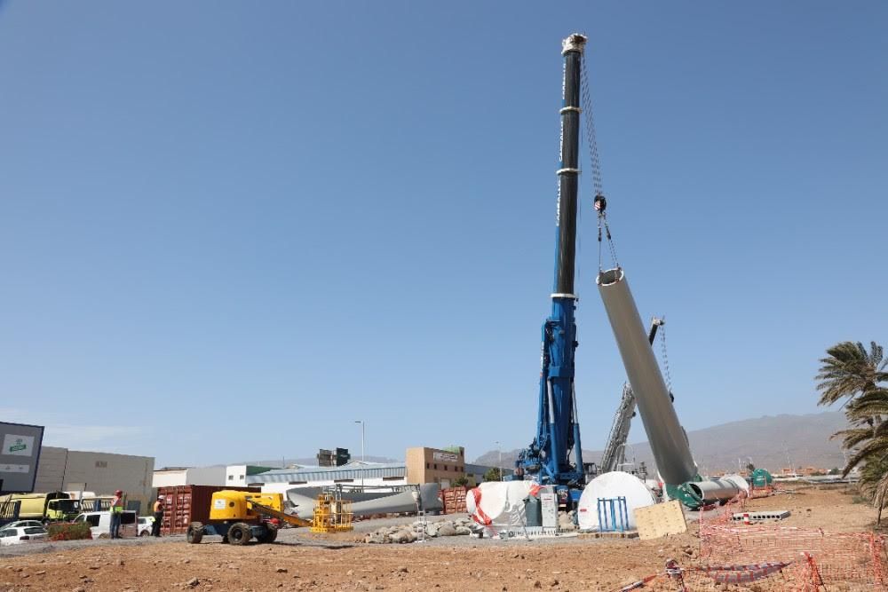 Montaje de los aerogeneradores en el parque de Arinaga.