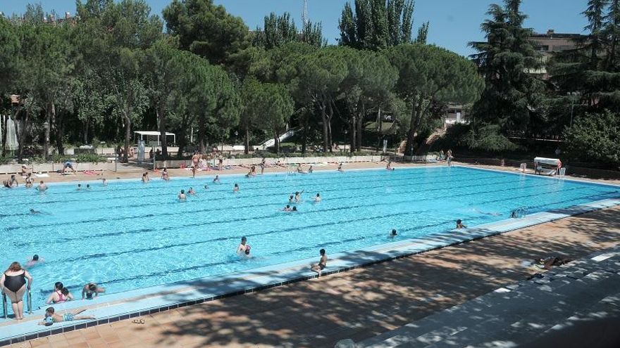 Guerra por darse un baño en el Madrid de la ola de calor: aforos escasos y piscinas que agotan entradas en un minuto