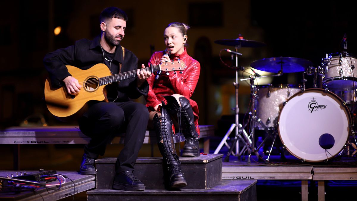 Un dels moments més íntims de l’actuació, homenatge a Ovidi Montllor, juntament amb el guitarrista Enric Moll.
