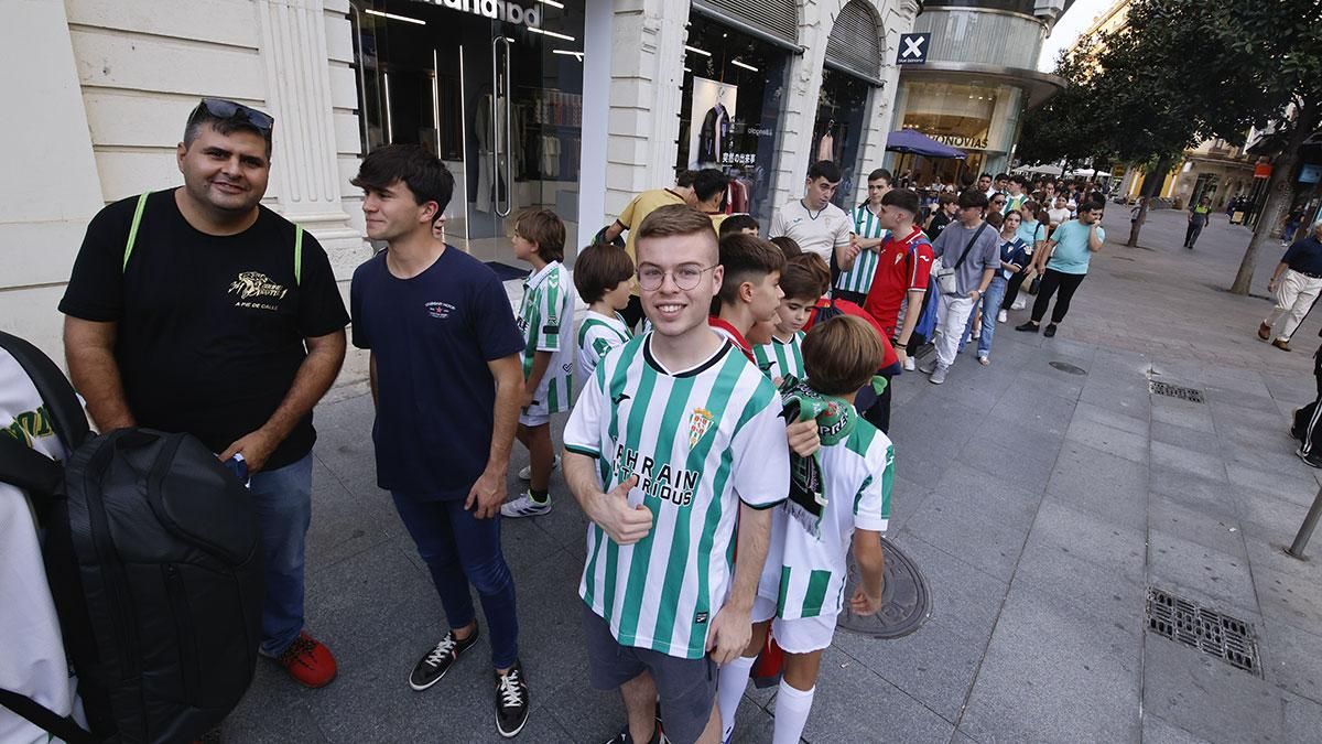 Isma Ruiz y Kevin Medina firman autógrafos a los aficionados del Córdoba CF