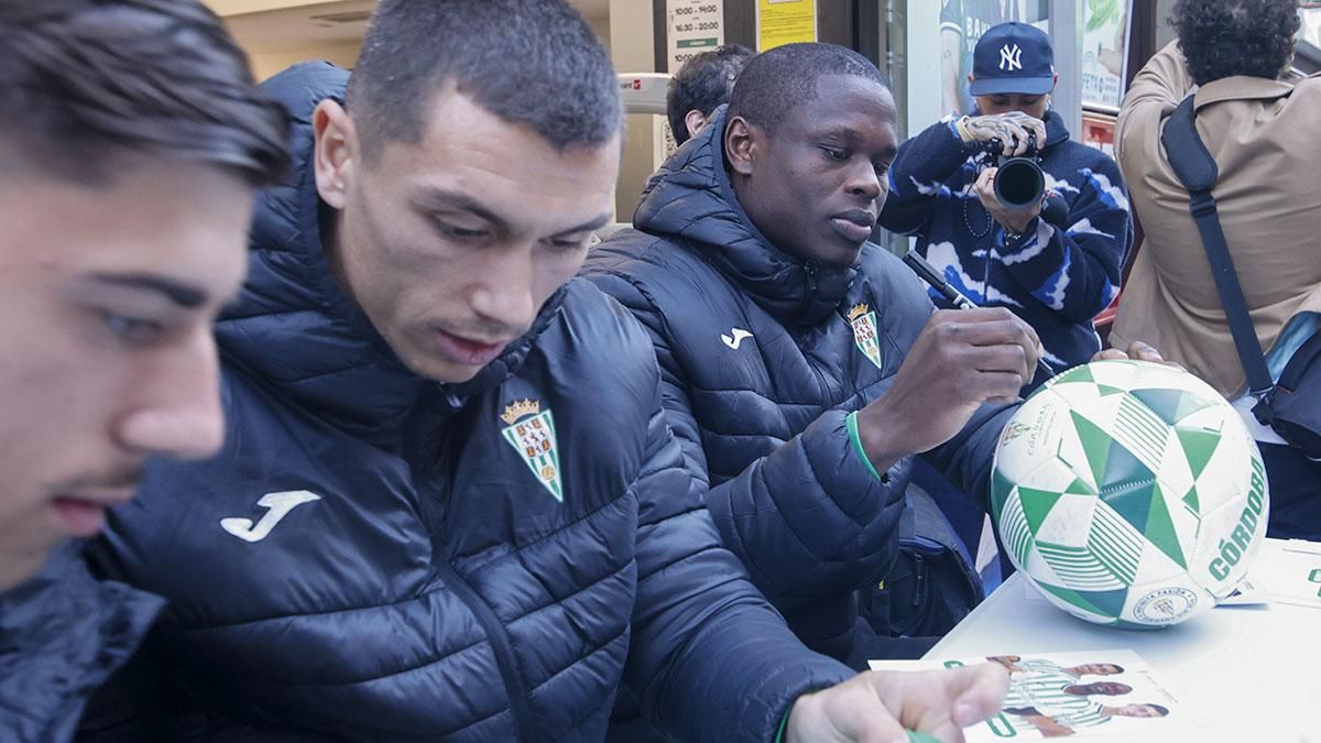 Requena, Fuentes y Fomeyem firman autógrafos en la tienda del Córdoba CF