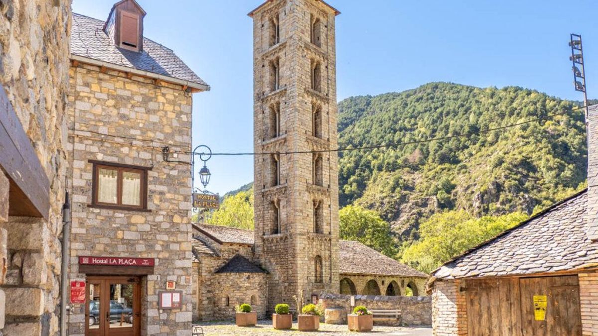 Algunas casas todavía mantienen equipamientos típicos en perfecto estado de conservación, tales como las eras empedradas, los abrevaderos para el ganado y los pajares tradicionales