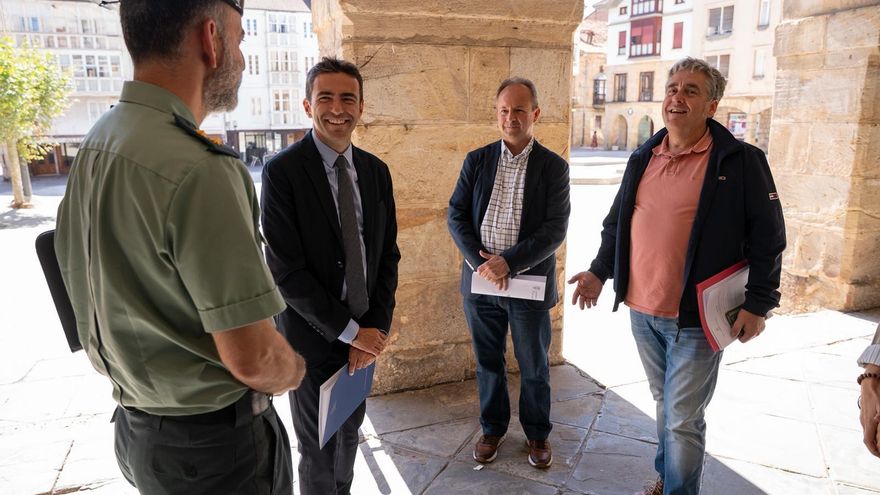 El delegado del Gobierno en Cantabria, Pedro Casares, asiste a la Junta Local de Seguridad de Reinosa