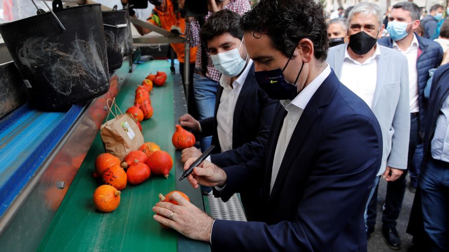 El secretario general del PP, Teodoro García Egea, junto al presidente de la Región de Murcia, Fernando López Miras, durante su participación en la protesta ante el cambio de reglas de explotación del Trasvase Tajo-Segura y el incremento de los caudales ecológicos en el Tajo - EFE/Juan Carlos Hidalgo