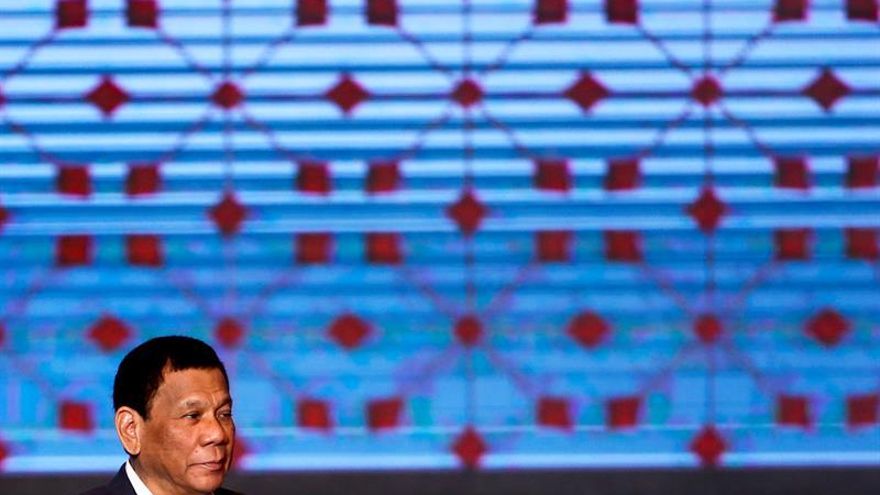 Duterte reta a EEUU a frenar la expansión de China en las aguas disputadas del Mar de China