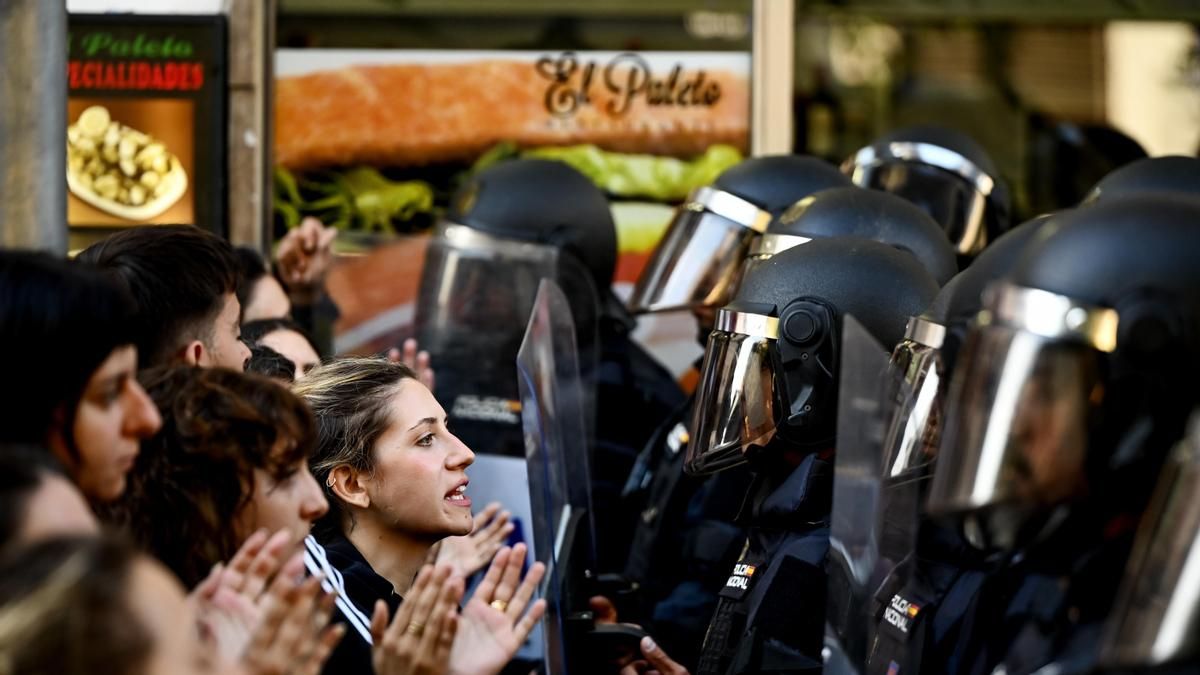 La policía desaloja a decenas de activistas que intentan detener en Madrid el desahucio de Maricarmen