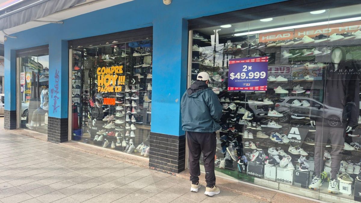 Ofertas en una casa de zapatillas en Guernica.