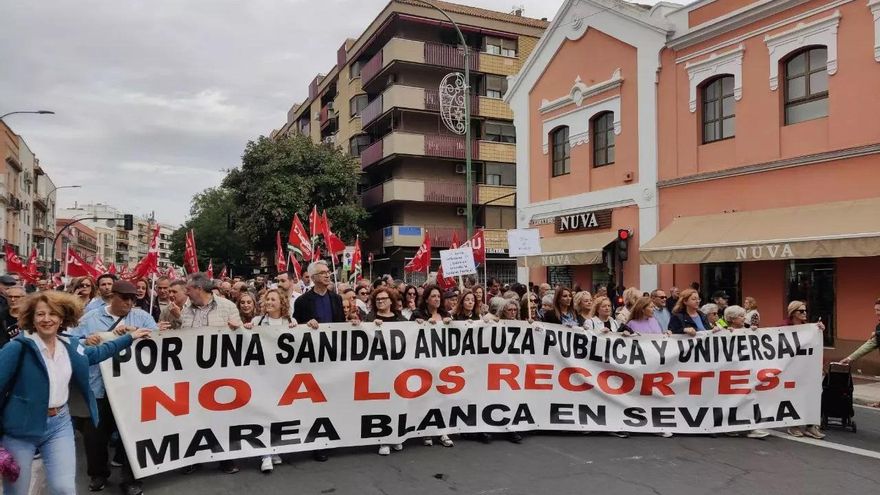 Mareas Blancas de Sevilla llevan al SAS la "indignación" de 20.000 personas por el "grave deterioro" de la atención sanitaria