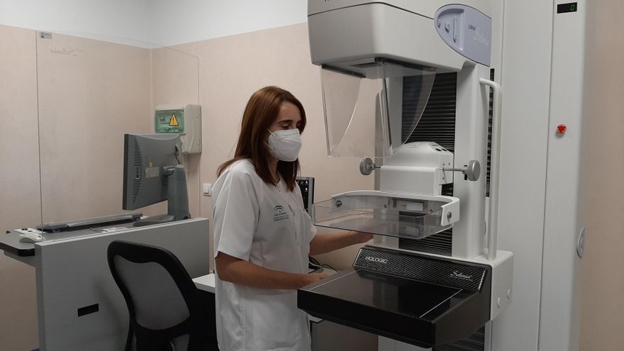 Equipo para la realización de pruebas para detectar cáncer de mama.