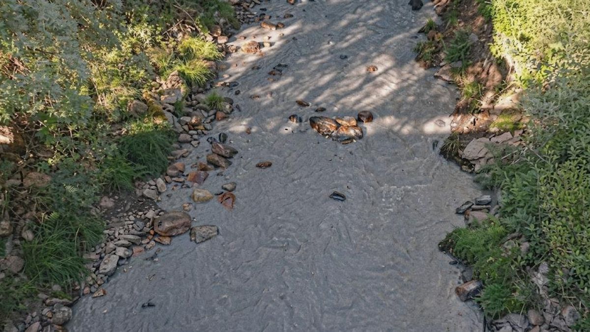 Denuncian un nuevo vertido contaminante en el río Cabrera