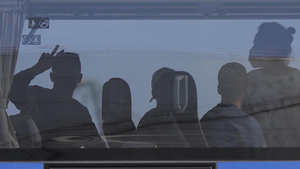 Jóvenes procedentes de Mallorca en el autobús que les llevaba a sus lugares de origen.