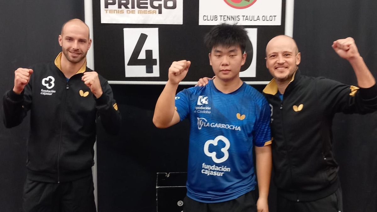 El Real Club Priego saca el martillo ante el segundo y ya manda en solitario