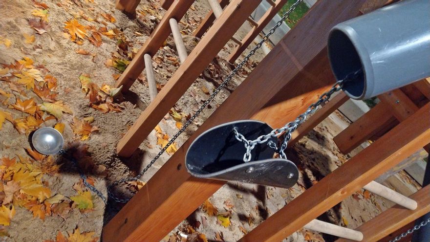 Detalle de los juegos de arena en la plaza Cristino Martos