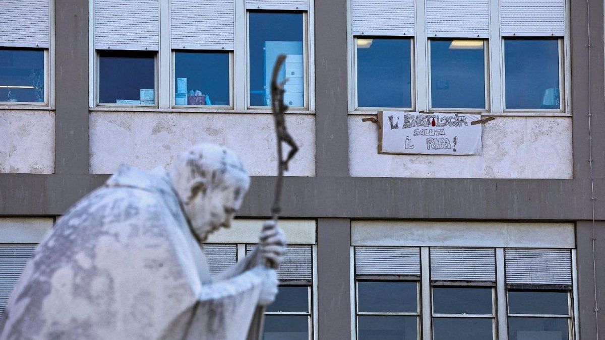 El papa León XIV pasó “bien la noche”, se levantó y desayunó