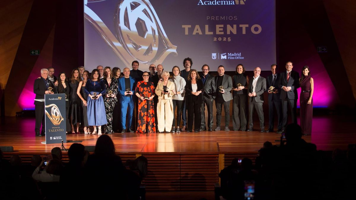 Foto de familia con los premiados y entregadores en los Talento
