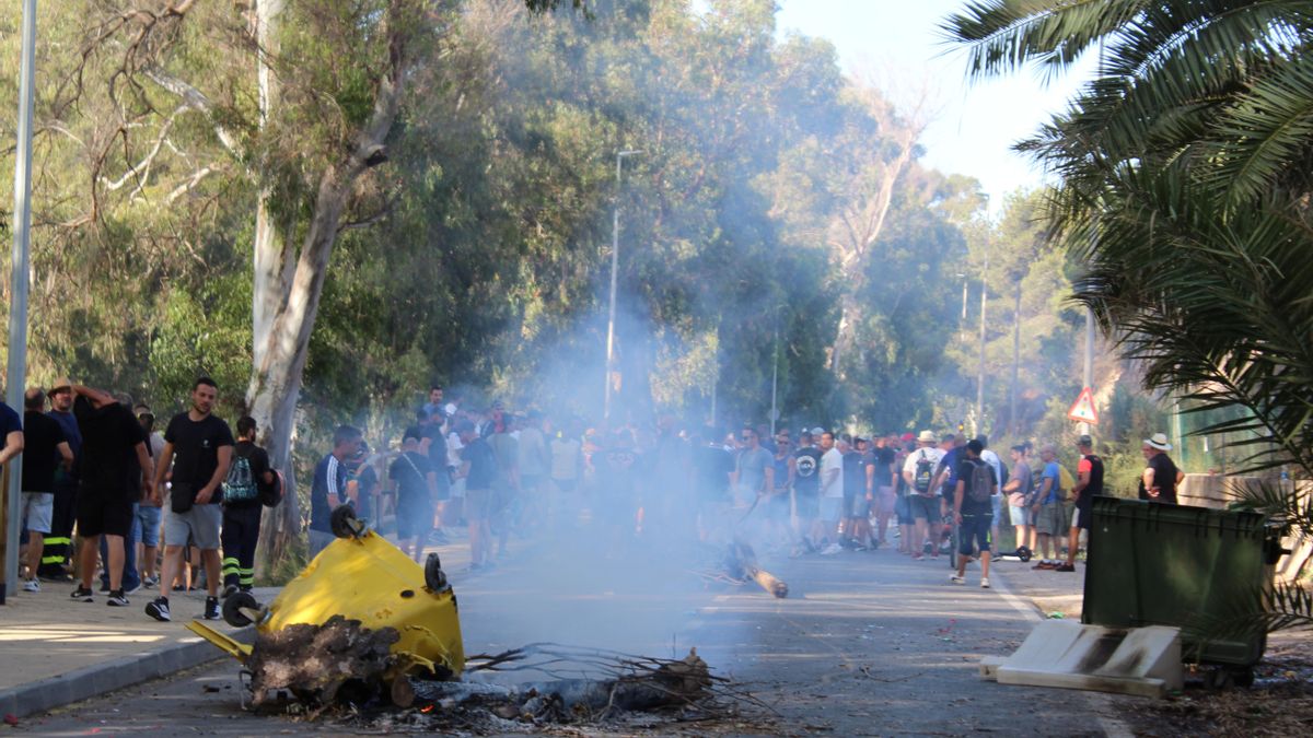 Momento en que los huelguistas desalojan la carretera y ponen rumbo a la puerta de la constructora naval.