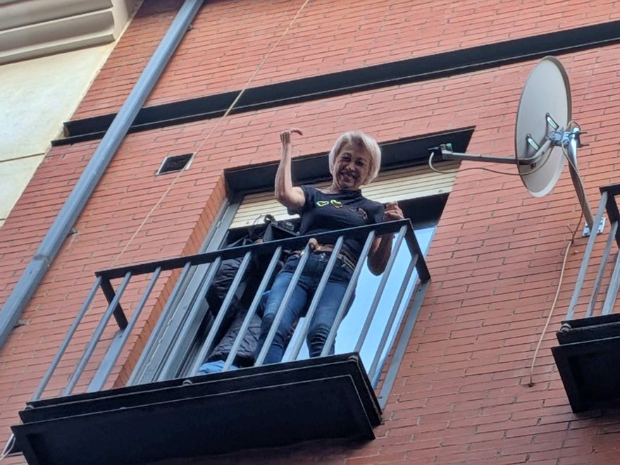 Mariángeles agradece desde su balcón el apoyo de los manifestantes
