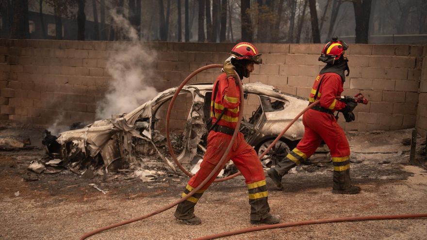 Personal de la UME apagando fuegos en viviendas y naves en Piedralaves, durante el incendio de Burgohondo.
