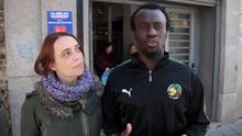 Un inmigrante afectado por la exclusión sanitaria junto a una acompañante de Yo Sí Sanidad Universal