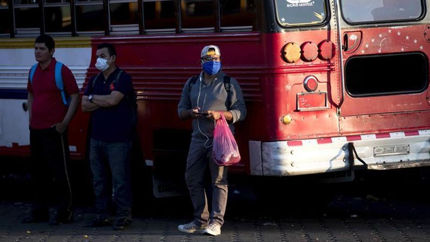 Ciudadanos esperan un autobús de transporte interurbano en la terminal de buses del mercado Israel Lewites en Managua (Nicaragua).