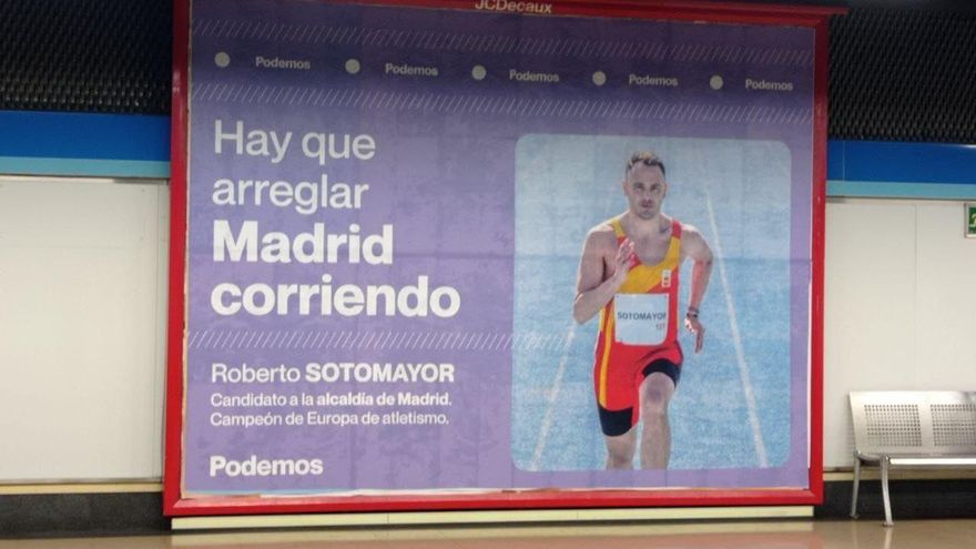 Imagen de uno de los carteles de campaña de Roberto Sotomayor, candidato a la Alcaldía de la capital por Podemos, en la línea 1 del Metro de Madrid.