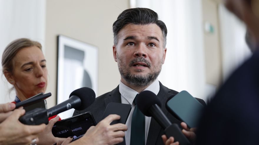 El portavoz de ERC en el Congreso, Gabriel Rufián, atiende a la prensa en los pasillos del Congreso en el marco de la reunión de la Junta de Portavoces.