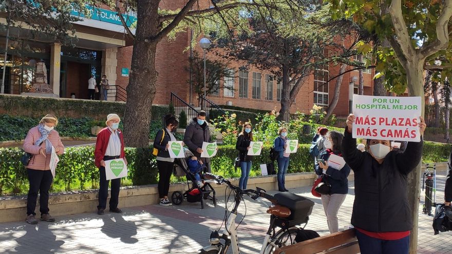 Cadena humana de Teruel, a las puertas del antiguo hospital Obispo Polanco