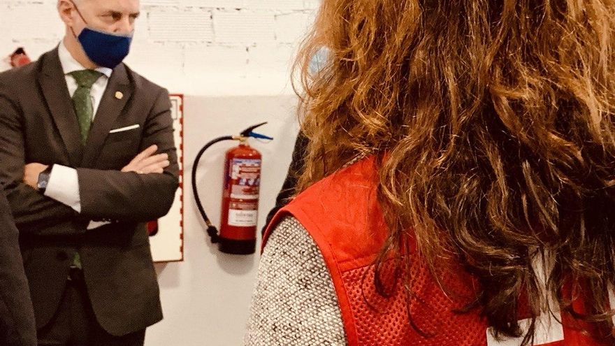Urkullu, conversando con una responsable de Cruz Roja