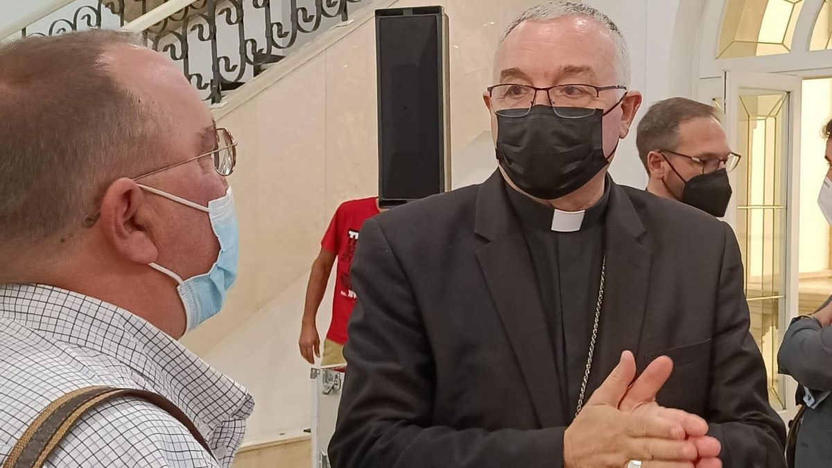 El obispo coadjutor de Almería, Antonio Gómez Cantero, conversa con un periodista.
