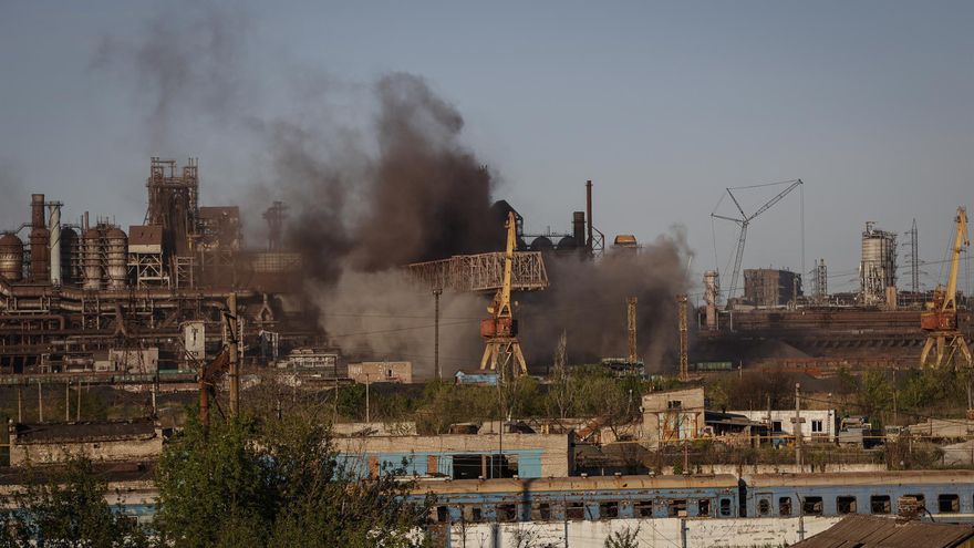 Mariupol (Ukraine), 07/05/2022.- Smoke rises over Azovstal steel plant in Mariupol, Ukraine, 07 May 2022. According to the Interdepartmental Coordinating Headquarters of the Russian Federation for Humanitarian Response, 51 civilians, including 11 children, were evacuated from the Azovstal plant between 05 and 07 May. On 24 February, Russian troops had entered Ukrainian territory in what the Russian president declared a 'special military operation', resulting in fighting and destruction in the country. According to data released by the United Nations High Commission for the Refugees (UNHCR) on 05 May, over 5.7 million refugees have fled Ukraine seeking safety, protection and assistance in neighboring countries. (Rusia, Ucrania)