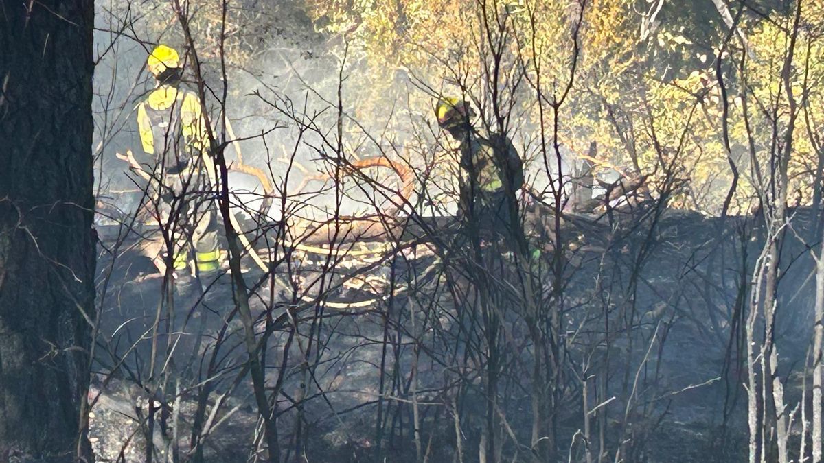 Bomberos de INFOAR en labores de consolidación, enfriando la zona