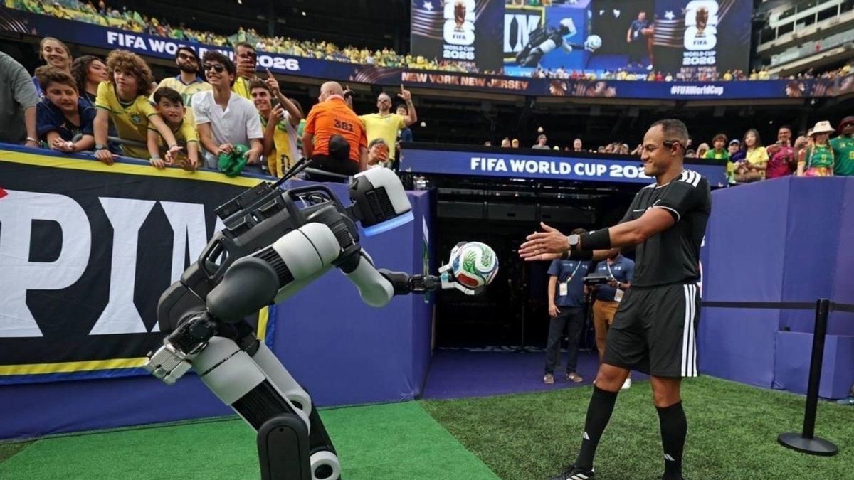 El robot humanoide Atlas de Hyundai también celebró los goles de Haaland sobre el césped del Mundial