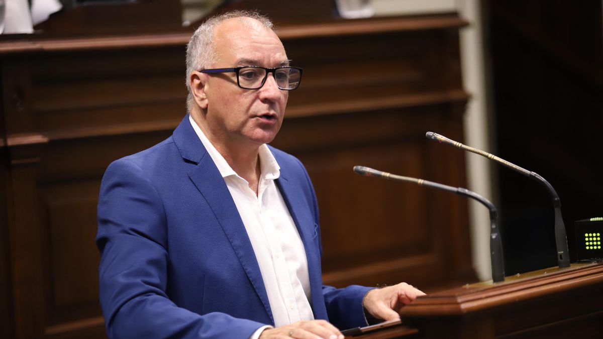 El secretario general de NC, Luis Campos, durante una intervención en el Parlamento de Canarias.