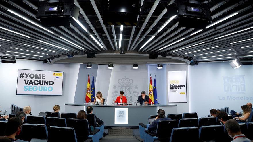 La vicepresidenta segunda y ministra de Trabajo, Yolanda Díaz (i), la responsable de Política Territorial y portavoz del Gobierno, Isabel Rodríguez (c), y el ministro de Inclusión, Seguridad Social y Migraciones, José Luis Escrivà (d), dan una rueda de prensa tras la reunión del Consejo de Ministros, este martes, en el complejo del Palacio de la Moncloa.