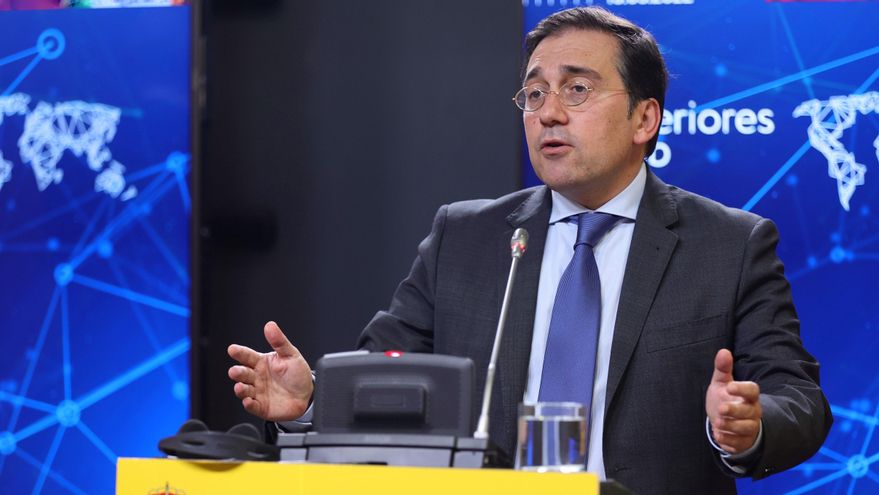 El ministro de Asuntos Exteriores, Unión Europea y Cooperación, José Manuel Albares, comparece después de su reunión con el ministro de Asuntos Exteriores y ministro de Defensa de la República de Irlanda, en el Palacio de Viana, a 13 de mayo de 2022, en M