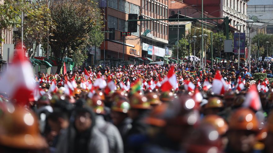 Mineros bolivianos marchan por la falta de diésel y el incremento del costo de explosivos