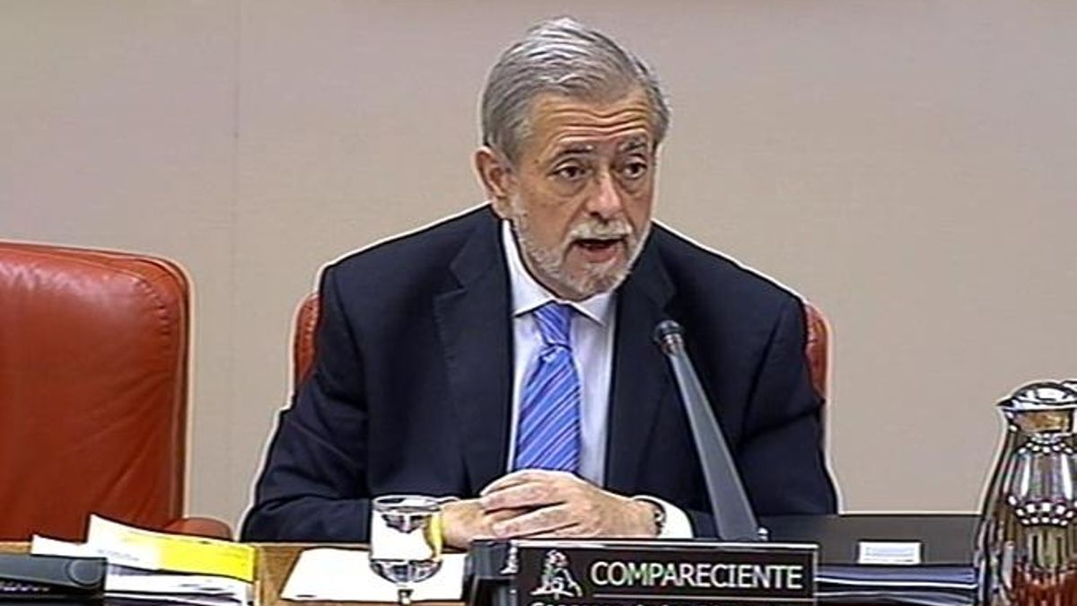 (Amp.) La devolución del 25% de la paga extraordinaria a los funcionarios se hará en metálico