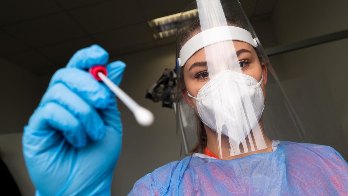 Una sanitaria realiza un test de antígenos.