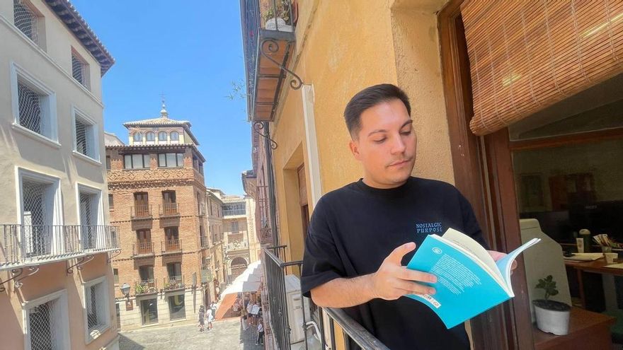 Rodrigo Abad, joven escritor: "Hay que apoyar a las editoriales y escritores independientes porque fomentan la bibliodiversidad"