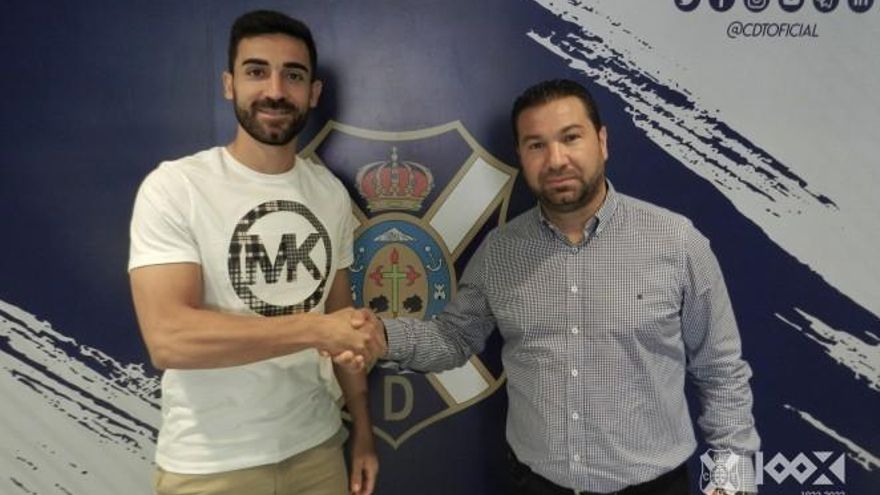 José León amplía su vinculación con el CD Tenerife