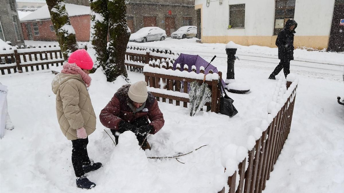Unos niños juegan con la nieve, a 28 de enero de 2026, en Lugo, Galicia