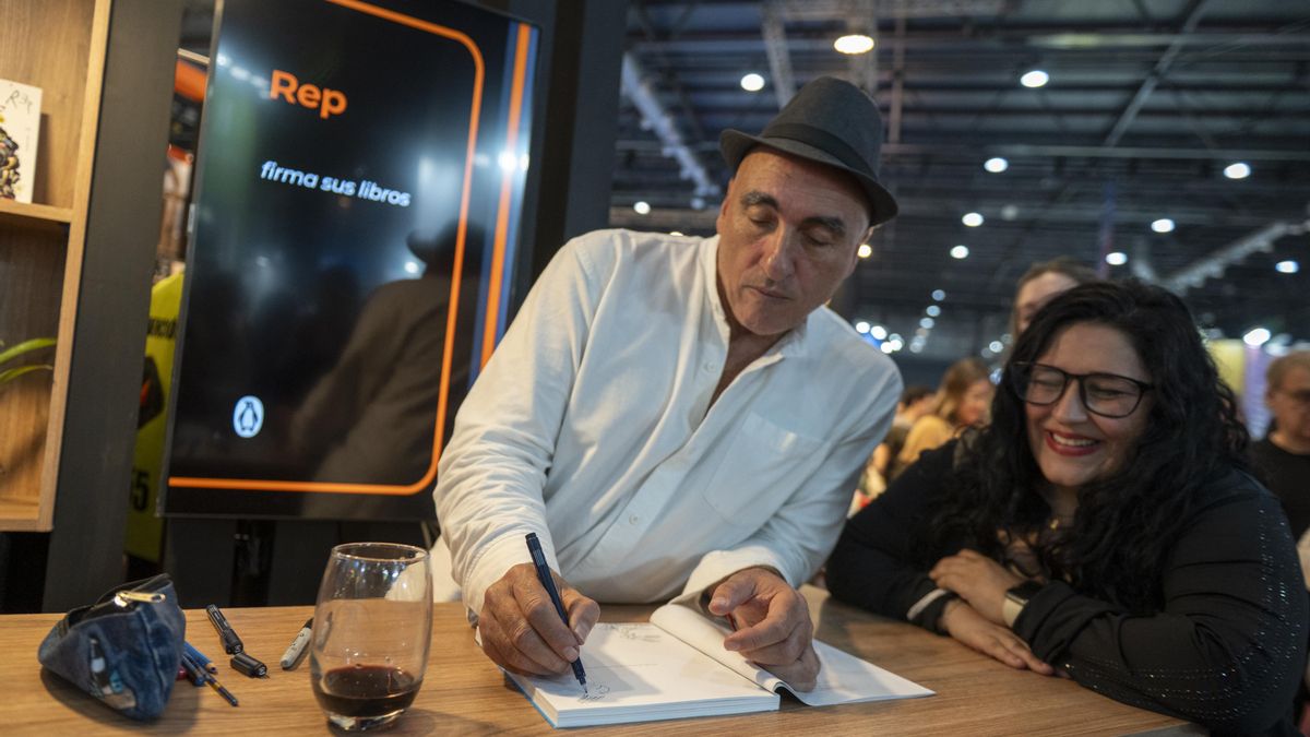 Rep, junto a los lectores y lectoras que se acercaron a la firma de su libro.