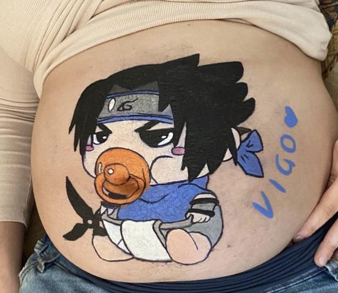 Ejemplo de dibujo pintado en la tripa de una embarazada para una fiesta 'baby shower' en España con el nombre del futuro bebé