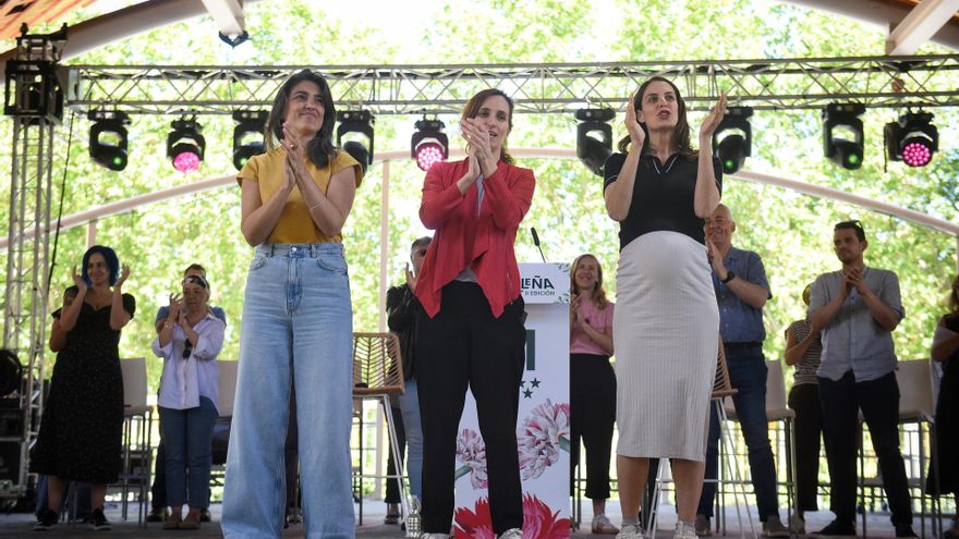La portavoz de Más Madrid en la Asamblea, Manuela Bergerot; la ministra de Sanidad, Mónica García y la portavoz de Más Madrid en el Ayuntamiento, Rita Maestre,  durante la verbena de Más Madrid, a 24 de mayo de 2025, en Madrid (España).