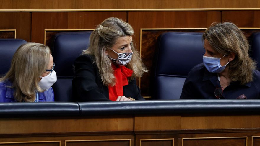 La vicepresidenta primera del Gobierno y ministra de Economía, Nadia Calviño (i), junto a la ministra de Trabajo, Yolanda Díaz (c), y la ministra de Transición Ecológica, Teresa Ribera (d), durante el pleno que se celebra, este miércoles, en el Congreso de los Diputados en Madrid. EFE/Chema Moya