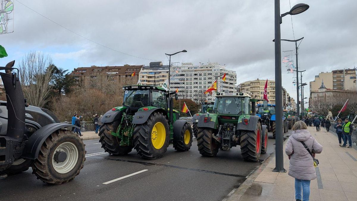 Los tractores llegan a la ciudad de León para protestar contra Mercosur.